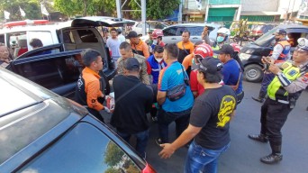 Toyota Avanza Tabrak Tiang JPO Wonokromo, Satu Penumpang Tewas