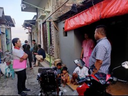 Bagi-bagi Kursi Roda di Kecamatan Bulak, Kartar Surabaya Gerak Cepat Tanggapi Kesulitan Warga