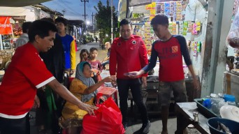 BMI PDI-P Surabaya Bagi-bagi Puluhan Kursi Roda ke Masyarakat Kurang Mampu dan Disabilitas