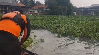 Pencarian Balita Tenggelam di Sungai Rolak Surabaya Masih Nihil, Ini Kendalanya