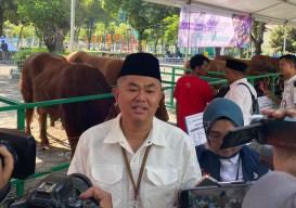 Jemaah Masjid Al Akbar Diimbau Bawa Tas Kresek untuk Sandal, Ini Penjelasannya