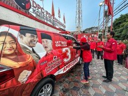 PDIP Surabaya Luncurkan Ambulans Bantuan, Adi Sutarwijono: Terus Bergerak untuk Rakyat