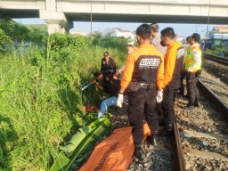 Disebut Gangguan Jiwa, Pria Asal Gresik Tewas Terserempet Kereta Api di Surabaya