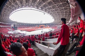 Puncak Bulan Bung Karno, Kader PDIP Surabaya Merahkan GBK