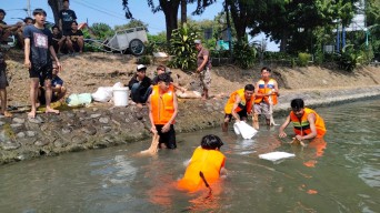 DLH Surabaya Sisir Sungai, Cegah Warga Buang Rumen Hewan Kurban