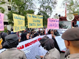 50 Tahun Berkonflik, Ratusan Penghuni Rumah Dinas KAI Demo