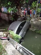 Honda HRV di Surabaya Nyebur Selokan usai Nabrak Motor