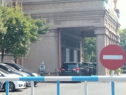 Diinfokan KPK Geledah Kantor PTPN XI Surabaya, Tiga Mobil Hitam Berjajar di Pintu Masuk