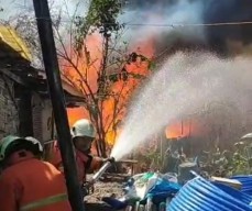 Bakar Sampah Jadi Petaka di Surabaya, Tumpukan Kabel Hangus Dilalap Api