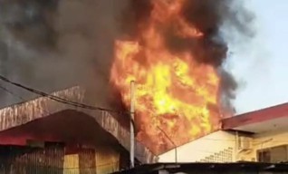 Gudang Tiner di Tambaksari Surabaya Terbakar, 18 Unit Damkar Dikerahkan