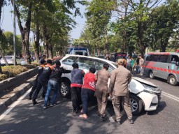 Kecelakaan Tunggal di Jalan Ahmad Yani Surabaya, Toyota Avanza Tabrak Pohon