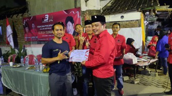 Fuad Benardi Bagikan Ratusan Beasiswa PIP Jalur Aspirasi Guruh Soekarno di Surabaya