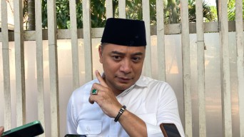 Pemkot Surabaya Beri Bantuan Seragam Sekolah Gratis, Wali Kota Eri: Jangan Pura-pura Miskin