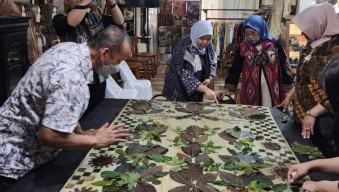 Istri Gubernur BI Kunjungi Namira, Lihat Langsung Proses Pembuatan Batik Ecoprint