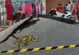 Aspal di Jalan Pasar Kembang Surabaya Pecah dan Membentuk Gunung Kecil, Ini Penyebabnya