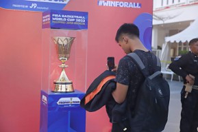 Trofi Piala Dunia Basketball World Cup 2023 Dipamerkan di Surabaya