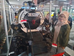 Raih Tiga Rekor Muri, Miniatur Lokomotif  Uap Terbesar di Indonesia Dipamerkan di Stasiun Gubeng