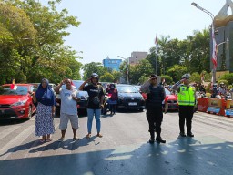 Pengendara di Surabaya Berhenti dan Hormat Bendera Pada Detik-detik Proklamasi