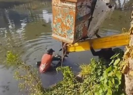 Mengantuk Usai Antar Anak Sekolah, Pengendara Motor Wanita di Surabaya Tercebur Sungai