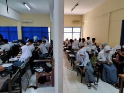 Korban Polemik Yayasan, Puluhan Siswa SMK Prapanca 2 Terpaksa Numpang di Kampus Stikosa AWS