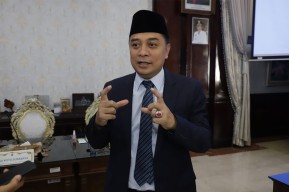 Wali Kota Eri Bantah Isu Pemotongan Gaji Guru Tidak Tetap