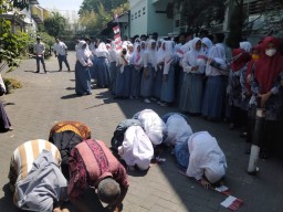 SMK Prapanca 2 Dibuka Kembali, Siswa dan Guru Sujud Syukur