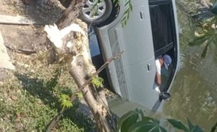 Toyota Avanza Nyemplung Sungai di Surabaya, Diduga Sopir Mengantuk