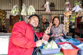 Ketuk Rumah Warga, PDIP Surabaya Kenalkan Ganjar Pranowo yang Mengayomi Wong Cilik