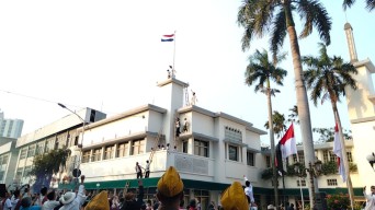 Begini Aksi Wali Kota Eri Pada Teaterikal Perobekan Bendera Belanda di Hotel Majapahit Surabaya