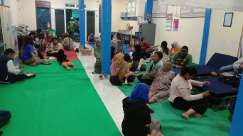 Kelurahan Putat Jaya Buka Dapur Umum untuk Pengungsi Kebakaran Rumah