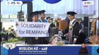 Mahasiswa ITS Suarakan Isu Solidaritas Rempang di Wisuda ke-128
