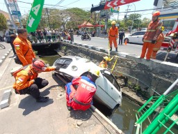 Hendak Parkir, Daihatsu Ayla Nyebur Selokan di Surabaya