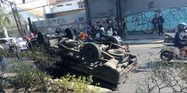 Pikap Terbalik di Surabaya, Dua Korban Dilarikan ke Klinik