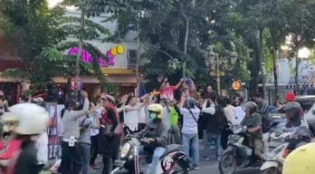 Deklarasi Anies-Cak Imin, Relawan Milenial Nyanyi Ganjar Pranowo di Depan Hotel Majapahit Surabaya