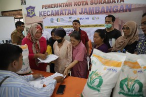 Pemkot Surabaya Bagi-bagi Beras ke 160 Ribu Warga Penerima Manfaat