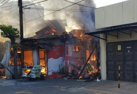 Elpiji Bocor, Warung Makan di Tembok Dukuh Surabaya Hangus Terbakar