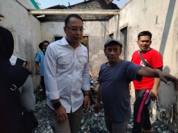 Wali Kota Eri Bantu Perbaiki Kembali Rumah Korban Kebakaran Putat Jaya, Target 10 Hari Selesai