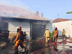 Tersulut Api Bakaran Sampah, Gudang Gula di Krembangan Surabaya Hangus