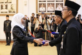 184 Kasek SMA/SMK di Jatim Dilantik, Ini Pesan Gubernur Khofifah