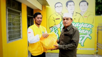 Golkar Surabaya Bagi Ribuan Paket Sembako Semarakkan HUT Partai dan Ketua Umum