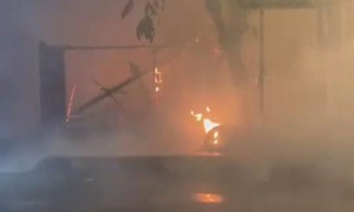 Warung di Jalan Ramokalisari Surabaya Hangus Terbakar