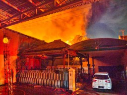 Pabrik Lilin di Tambaksari Surabaya Terbakar, 20 Unit Damkar Dikerahkan