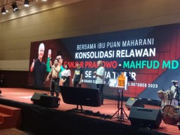 Relawan Ganjar-Mahfud Jawa Timur Lepas Baju Bertuliskan Jokowi