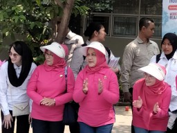 Keseruan Iriana Jokowi Main Permainan Tradisional Bersama Anak-Anak Surabaya