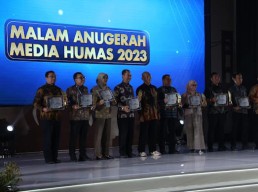Pemkot Surabaya Raih Penghargaan Media Sosial Terbaik Kemenkominfo 2023