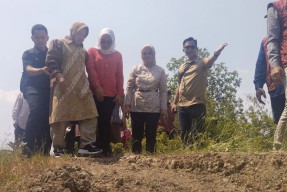 Desa di Jombang ini Kekeringan Parah, Mensos Risma Hadir Salurkan Air Bersih dan Siap Minum