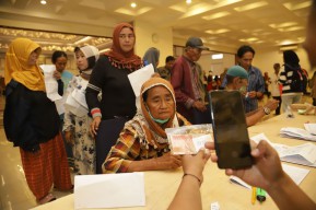 Pemkot Surabaya Beri Alat Usahan dan Cairkan BLT 1.118 Warga Miskin