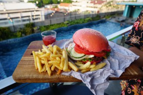 Crown Prince Hotel Luncurkan Veggie Burger, Tipuan Daging; Sense-nya Sama!