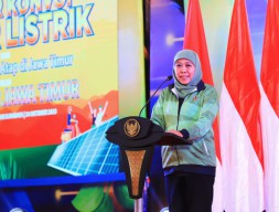 Komitmen Gunakan Energi Berkelanjutan, Gubernur Khofifah Remsikan 20 PLTS Atap dan Adakan Konvoi Motor Listrik