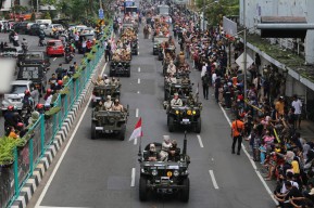 Parade Juang Surabaya 2023 Tampilkan Kolaborasi Apik dengan Komunitas Motor Klasik